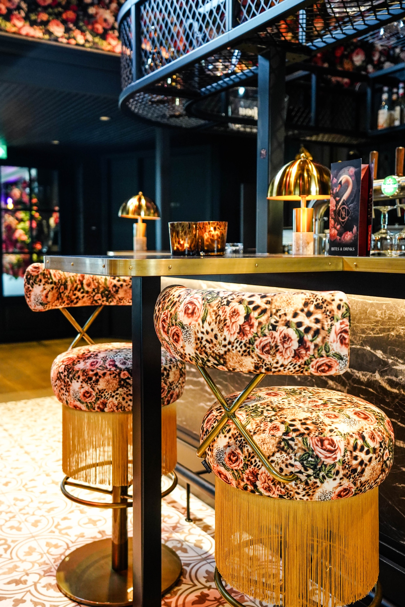 Barstoelen bij de bar van Restaurant Rosa