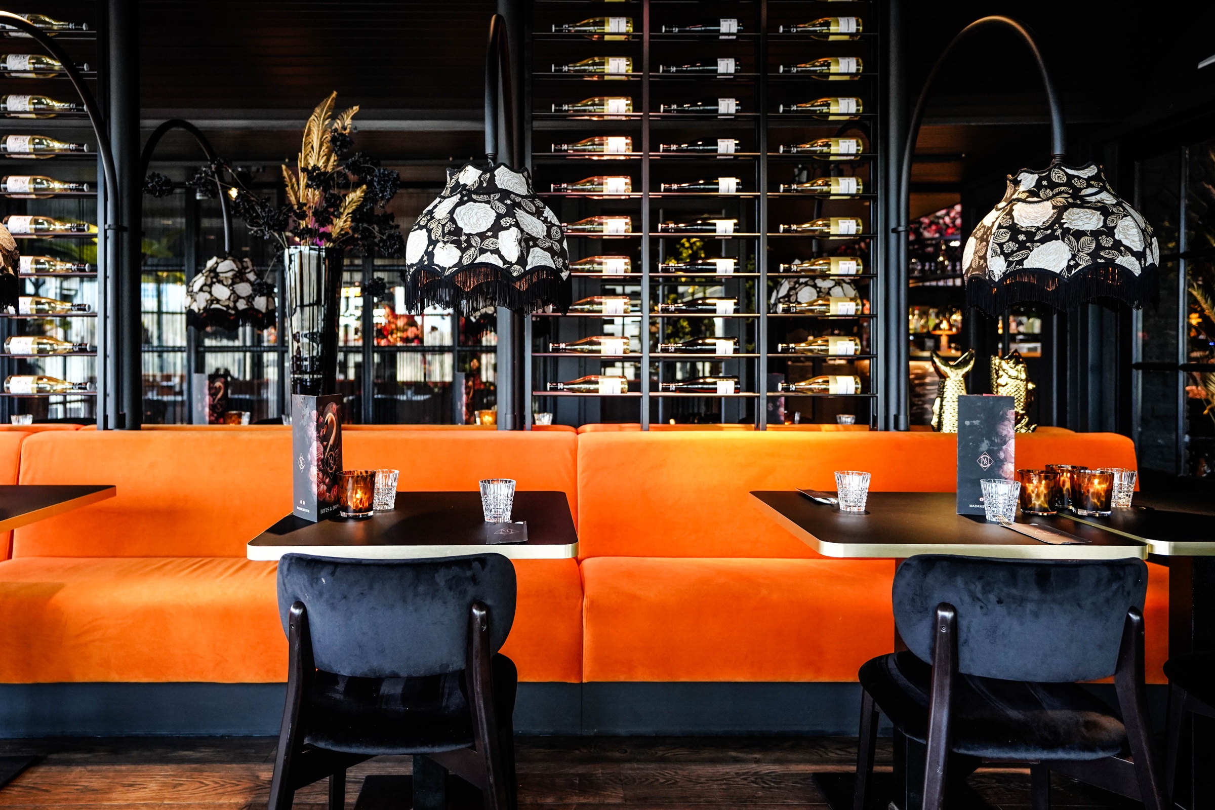 Zitplaatsen bij de wijnwand van Restaurant Rosa